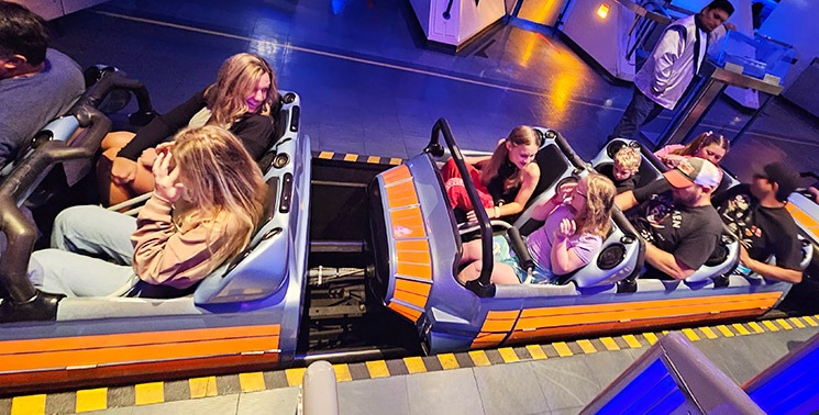 ハイパースペースマウンテン 搭乗様子