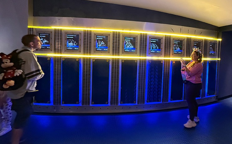 ハイパースペースマウンテン 降車後のフォトパス番号表示エリア