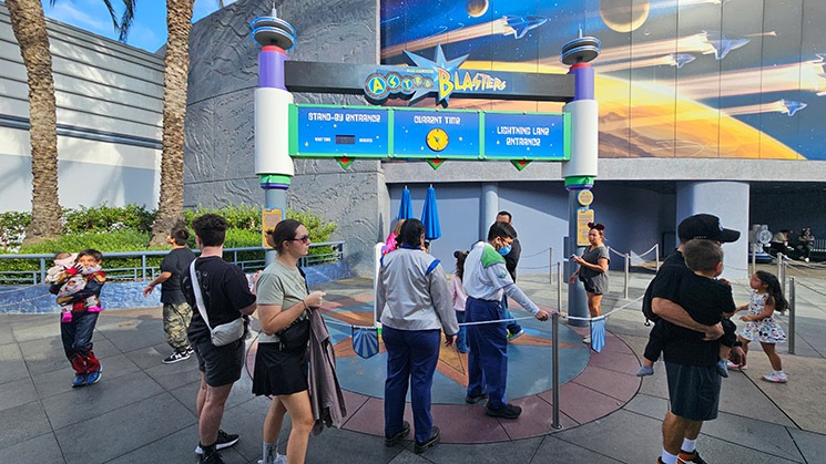 「バズ・ライトイヤー アストロブラスターズ」のアトラクション入口