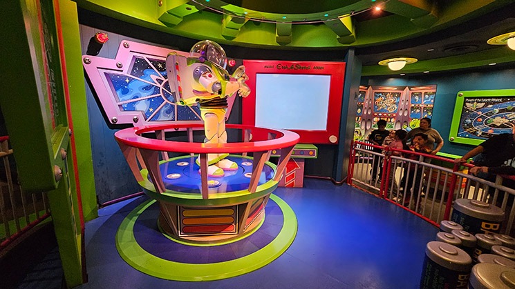 「バズ・ライトイヤー アストロブラスターズ」のアトラクション内