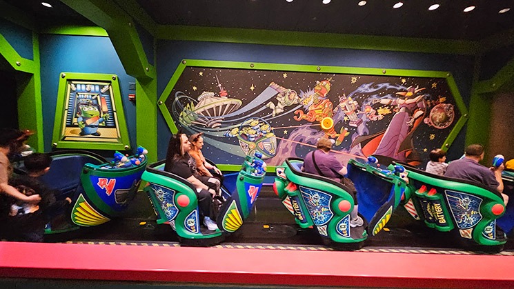 「バズ・ライトイヤー アストロブラスターズ」搭乗前の様子