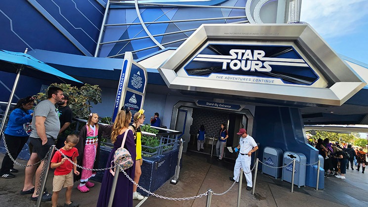 「スターツアーズ」の入口