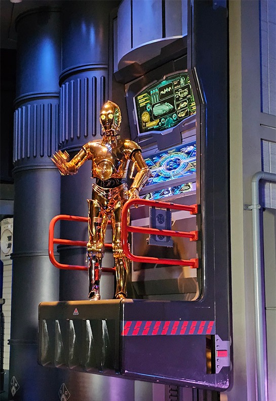 「スターツアーズ」内では「C-3PO」がお出迎え