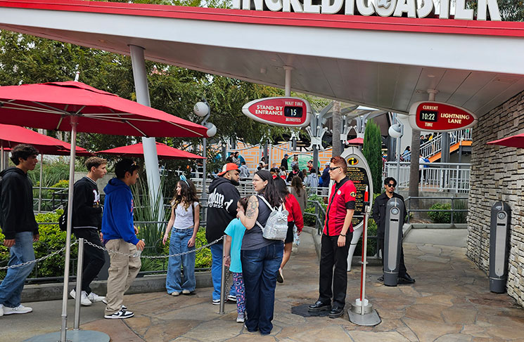 インクレディブルコースター入口の待ち時間表示とキャスト