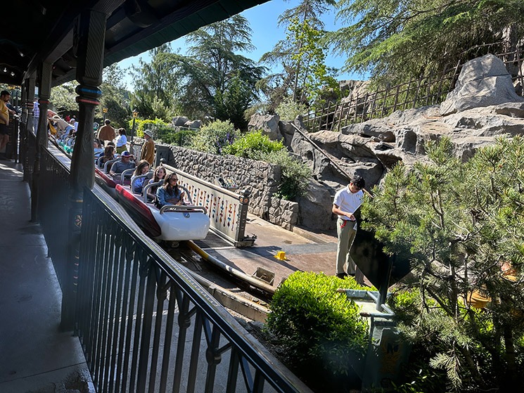 「マッターホーン・ボブスレー」のアトラクション風景