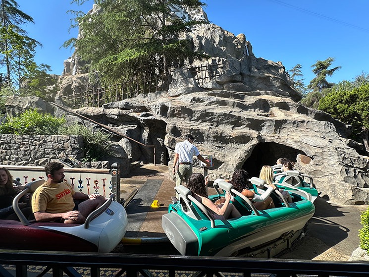 「マッターホーン・ボブスレー」のアトラクション風景