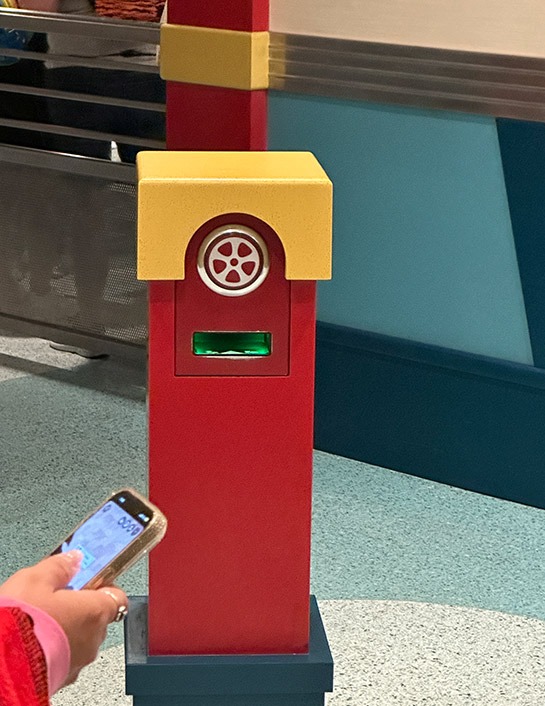 ミッキー＆ミニーのランナウェイ・レイルウェイ ライトニングレーンのQR読み取り機