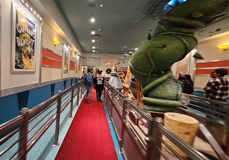 ミッキー＆ミニーのランナウェイ・レイルウェイの待機エリア