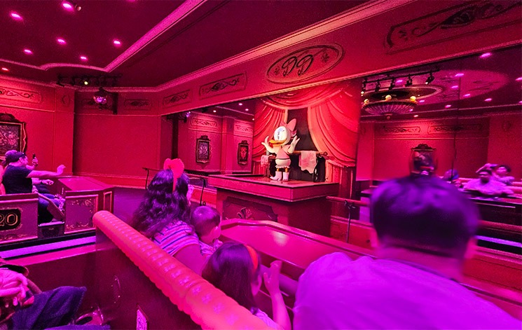 ミッキー＆ミニーのランナウェイ・レイルウェイのライドシーン