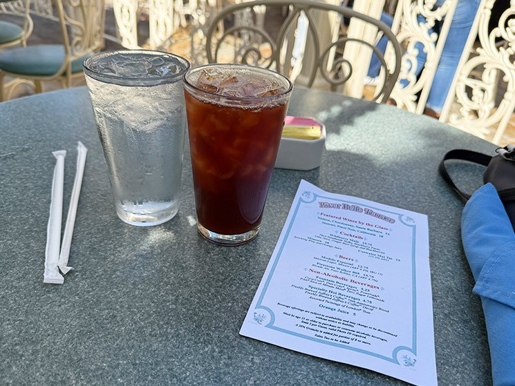 リバーベル・テラスのアイスティーと水