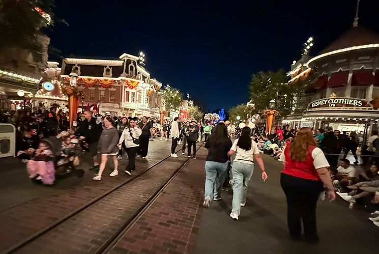 午後8時ごろのディズニーランド・パーク内メインストリートの様子