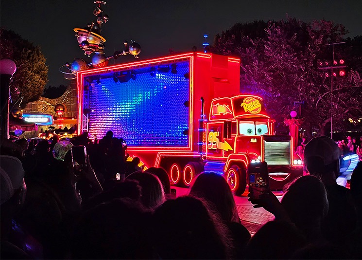 ディズニーランドパーク ペイント・ザ・ナイト - カーズのライトニング・マックィーン