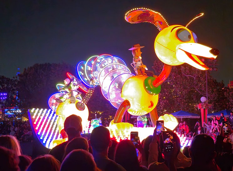 ディズニーランドパーク ペイント・ザ・ナイト - スリンキーに乗ったウッディとバズ・ライトイヤー