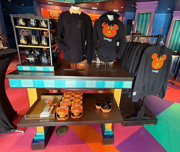 カリフォルニア・ディズニーランドのハロウィン限定アイテム売場