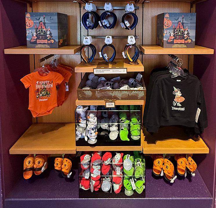ハロウィン仕様の棚（ベビーT、サンダル、カチューシャなど）