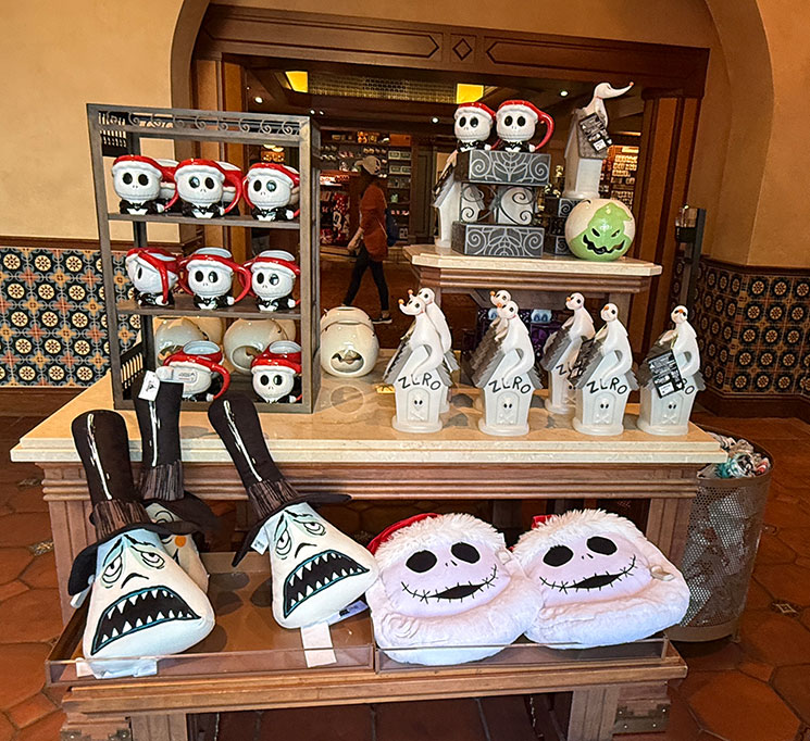 ナイトメア関連の雑貨ディスプレイ（ゼロのオブジェやサンタ帽ジャック）