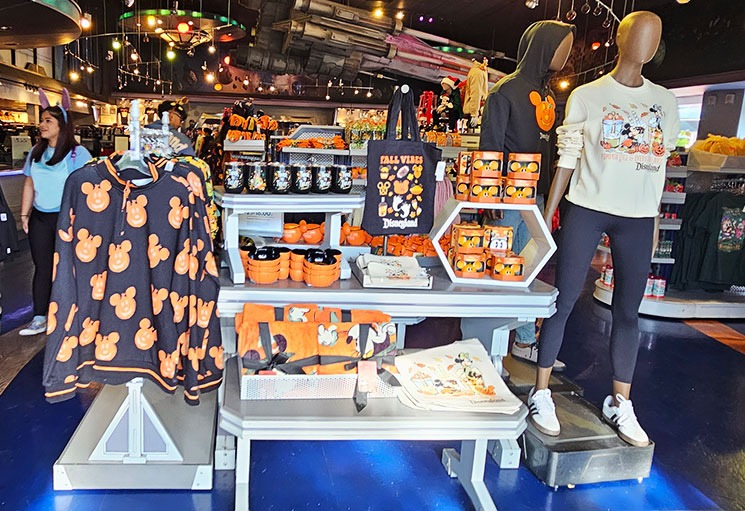 カリフォルニア・ディズニーランドのハロウィングッズコーナー