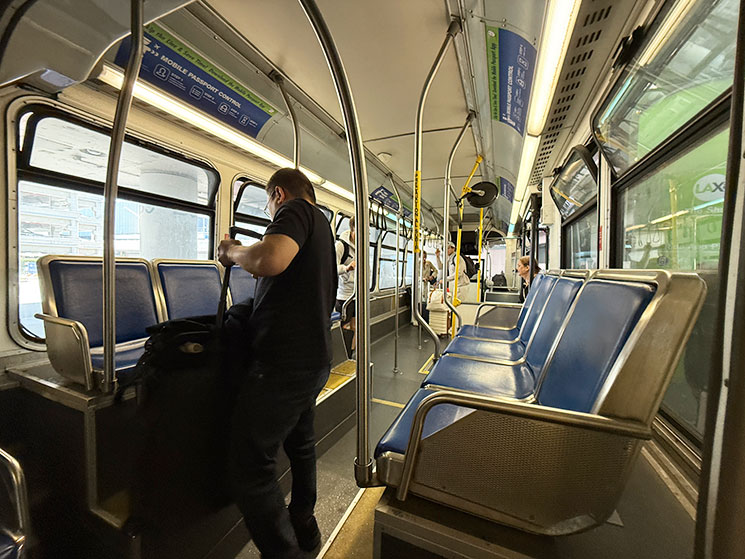 LAX-it行きシャトルバス内部の様子