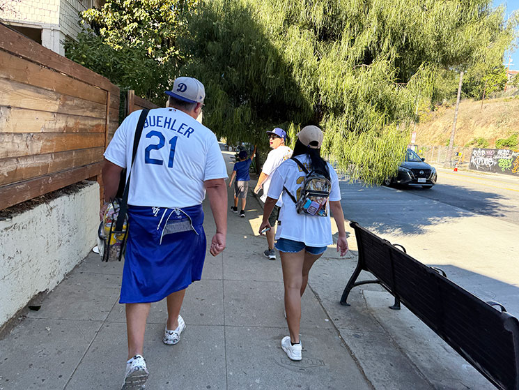 ドジャースタジアムへ徒歩で向かう観戦客の様子