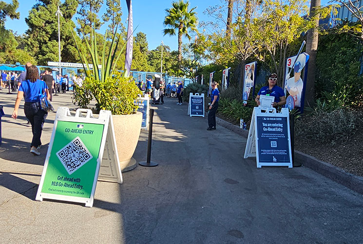 ドジャースタジアム CENTER FIELDゲートのGO-AHEAD ENTRYレーン