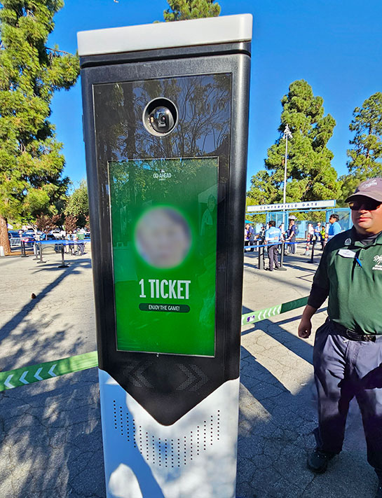 顔認証システムで入場する様子