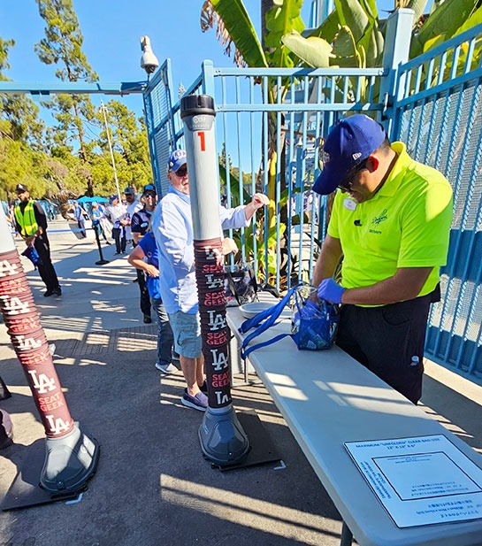 ドジャースタジアム ゲート前の荷物検査の様子