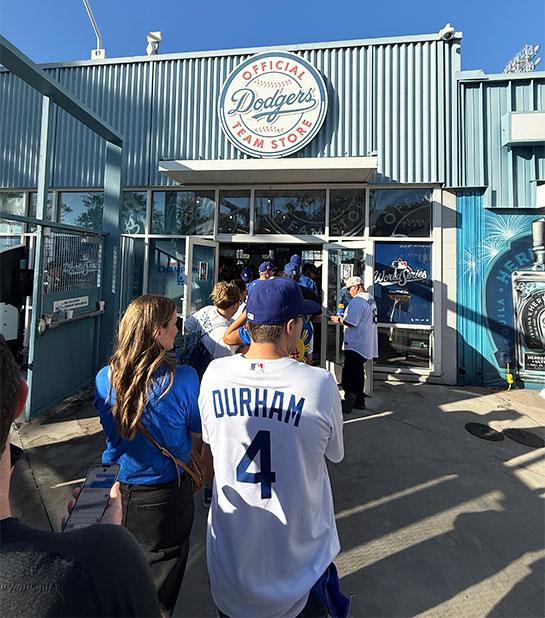 チームストアへの入場待ち行列