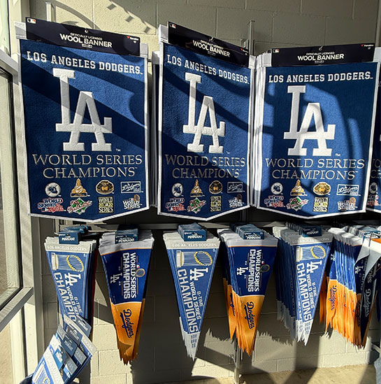 ドジャース ワールドシリーズ優勝記念バナーとペナント
