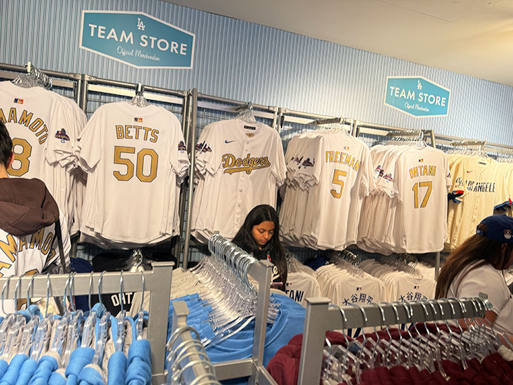 チームストア内のアイテム- ムーキーベッツやフリーマンのユニフォーム