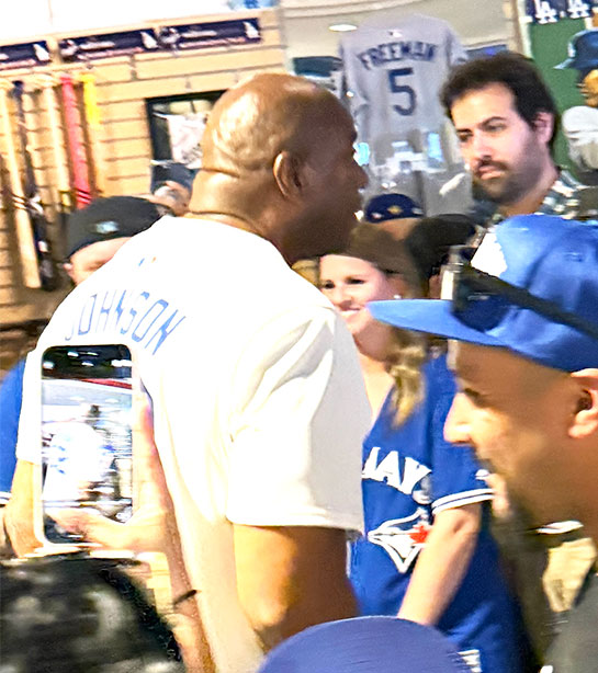 ドジャースタジアム内を歩くマジック・ジョンソンの後ろ姿