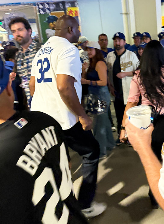 足早にエレベーターに乗り込むマジックジョンソン