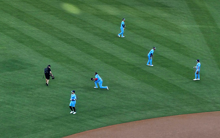 ライト側でウォーミングアップを行うブルージェイズの選手たち