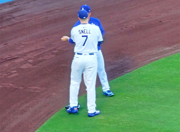 レフト側でウォーミングアップするブレーク・スネル投手