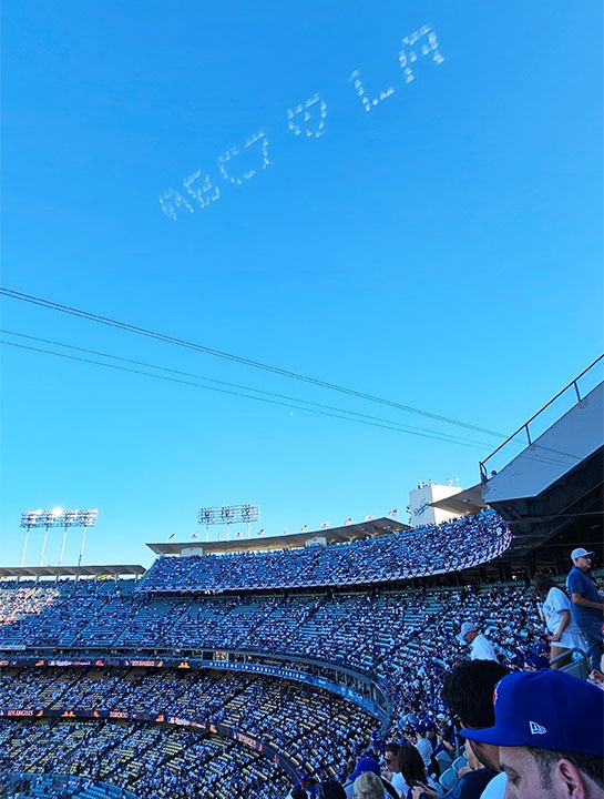 試合前に行われたスカイライティングの文字