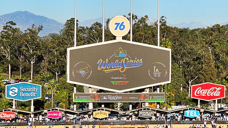 外野電光掲示板に表示された「World Series」の文字