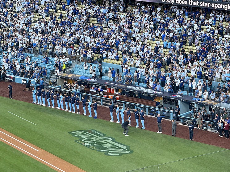 試合開始前に行われる国歌斉唱の様子