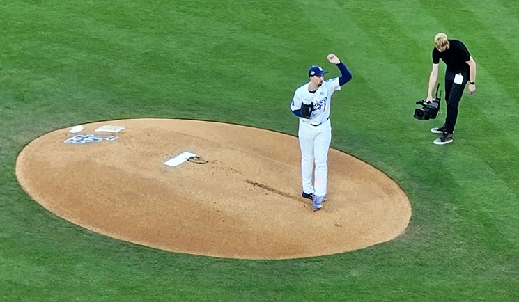 先発のスネル投手の投球練習