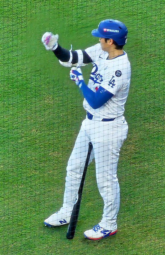 ウェイティングサークルで打席を待つ大谷選手