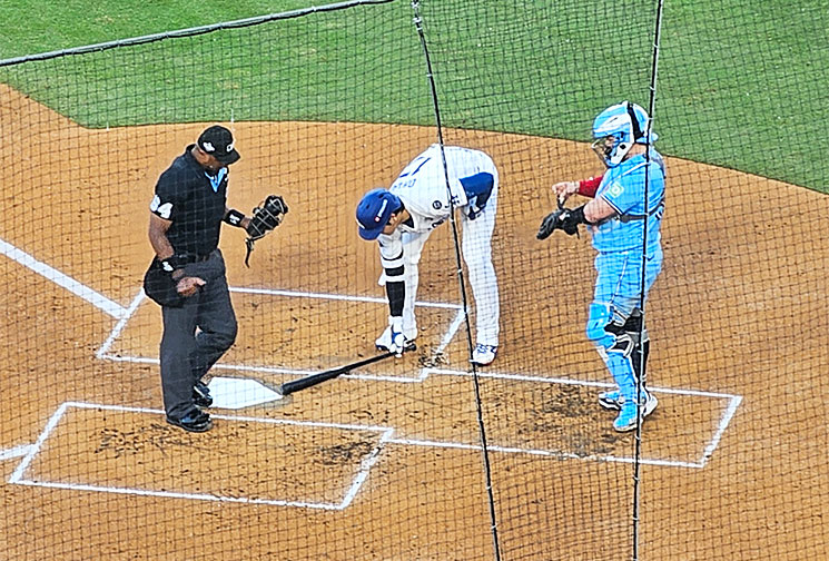 打席に入る前にルーティンを行う大谷選手