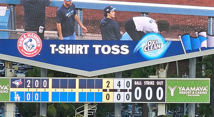 ドジャースタジアムのスコアボード 3回裏に突入