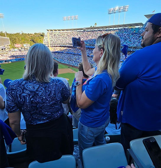 お祭り騒ぎの地元ドジャースファン