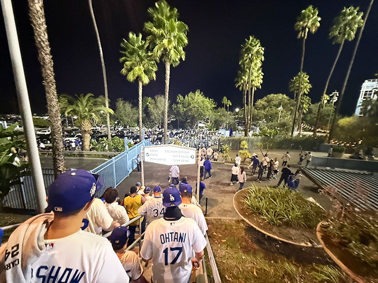 試合終了後に帰路に着くドジャースファン