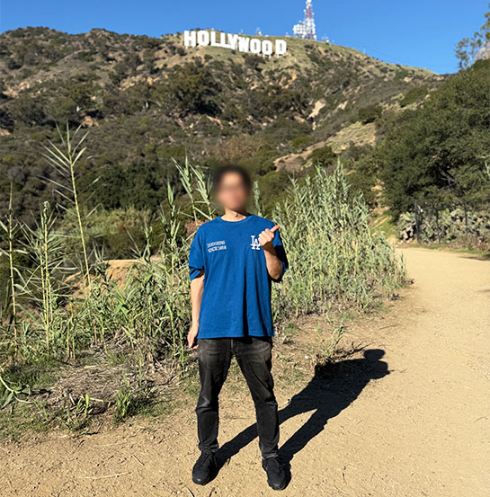 ドジャース戦の観戦翌日にハリウッドサインの前で記念撮影