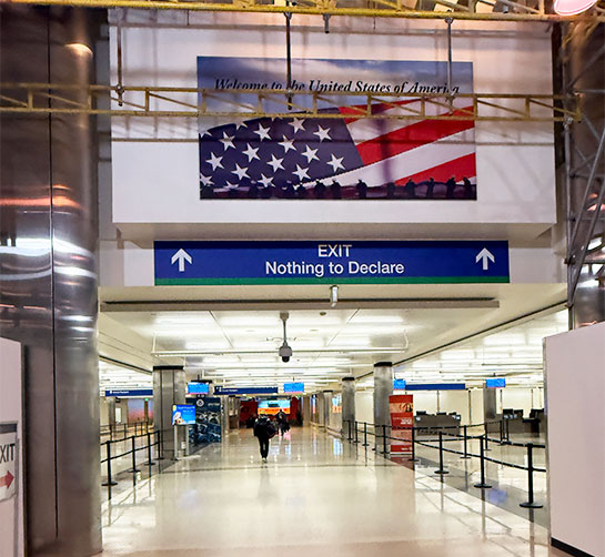 ロサンゼルス空港内 出口への通路
