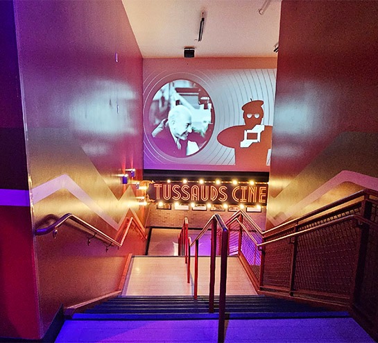 階段を降りて次の展示エリアへ