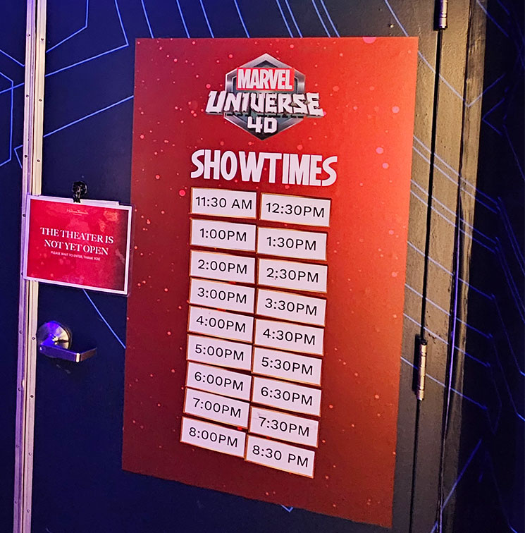 鑑賞エリア扉に貼られたショーの上映スケジュール表