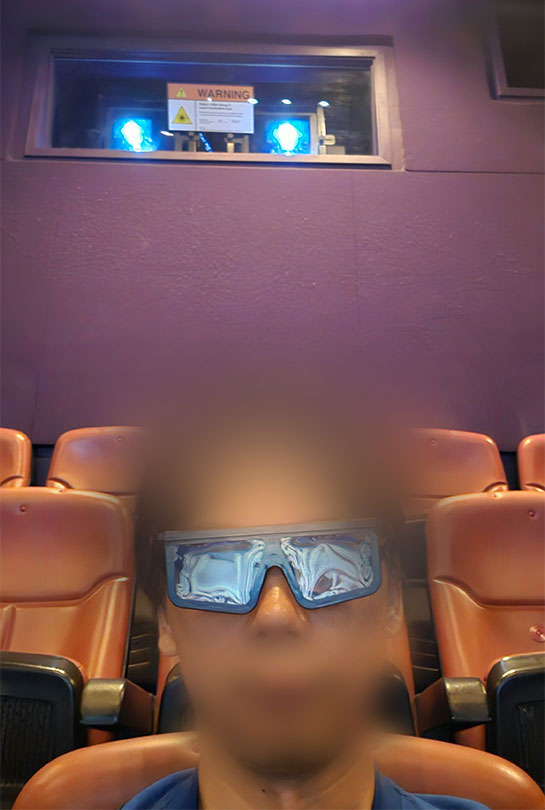 4Dグラスを装着して上映を待つ様子