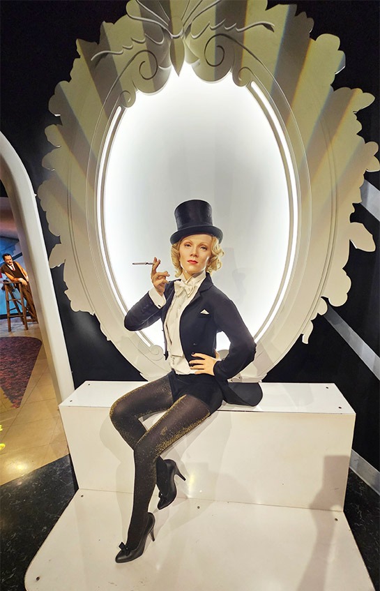 巨大ミラーセットとクラシック衣装のスター展示