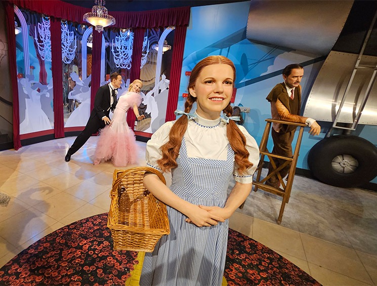 映画『オズの魔法使』ドロシー役ジュディ・ガーランドの蝋人形展示