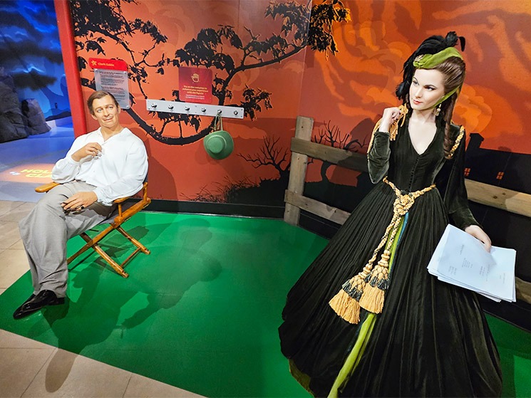 映画『風と共に去りぬ』のクラーク・ゲーブルとヴィヴィアン・リーの蝋人形展示